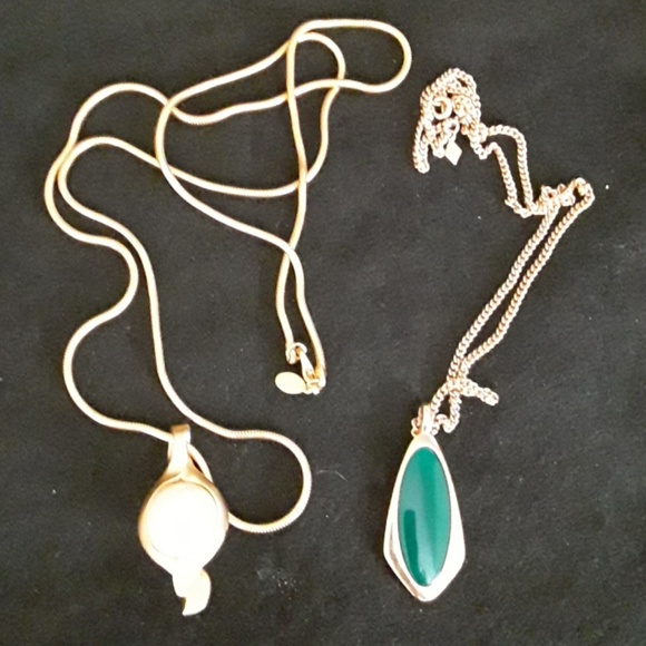 Vintage Gold Tone Necklaces 1- Pearl,1 -Jade /Reversible EUC - Picture 7 of 7